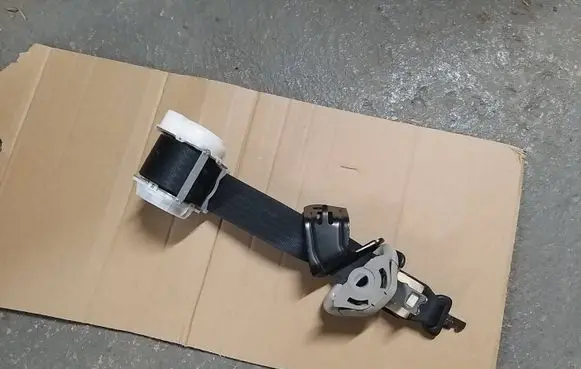 Toyota Yaris Middle seatbelt (rear) 