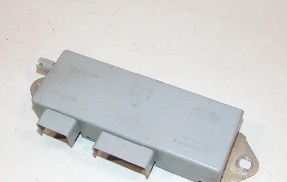 Opel Vectra B Aerial antenna amplifier 90462593 921650001
