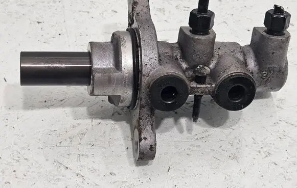 Master brake cylinder