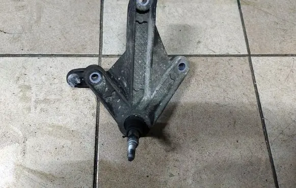 Renault Modus Gearbox mounting bracket 8209043084
