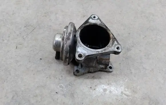 Volkswagen Touran I EGR valve 038129637D
