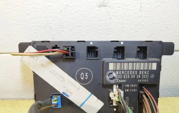 Mercedes-Benz C W203 Door control unit/module 2038205526 351321