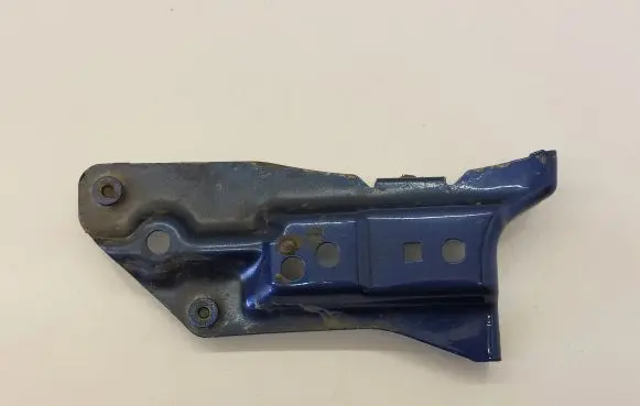 Audi A3 S3 8P Fender mounting bracket 8P0821136