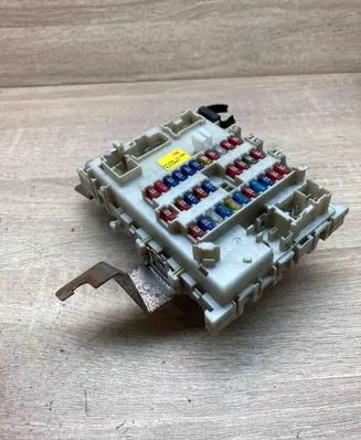 Nissan Almera Tino Fuse module 243504U100 0323001