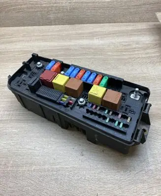 Opel Vectra C Fuse module 13187505