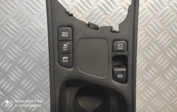 Toyota Yaris Center console 0D350