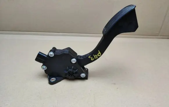 Toyota Prius+ (ZVW40) Accelerator throttle pedal