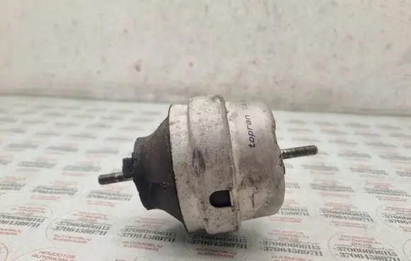 Audi A4 S4 B5 8D Engine mount bracket 104423