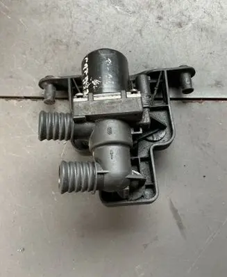 BMW 5 E60 E61 Coolant heater control valve 1147412174