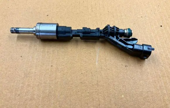 Ford Focus Fuel injector CJ5G9F593AA