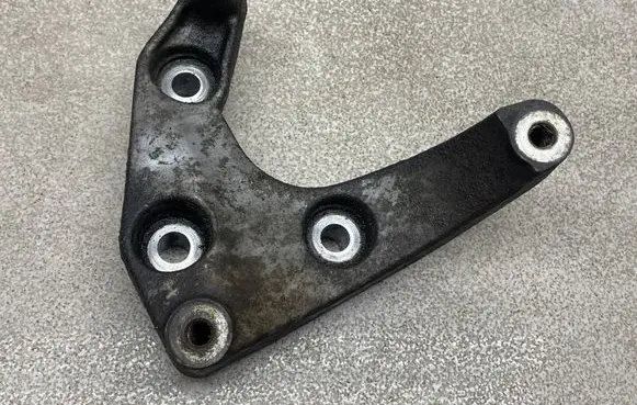 Opel Zafira B Engine mounting bracket 8980055390