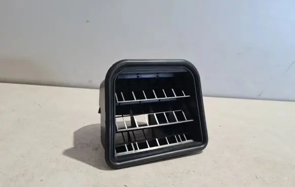 Quarter panel pressure vent