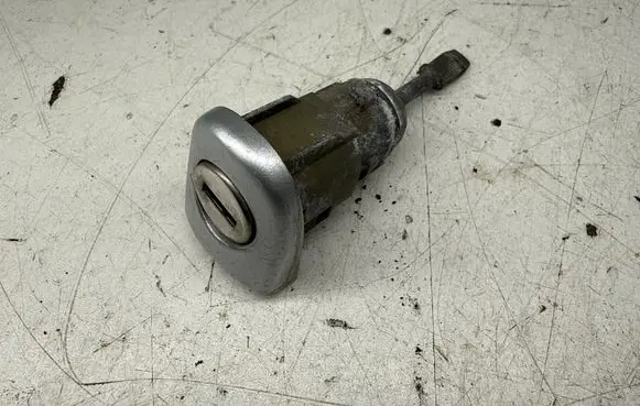 Volkswagen PASSAT B5.5 Front door lock (next to the handle) 3B0837879