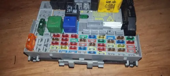 Opel Zafira A Fuse box set 24412497