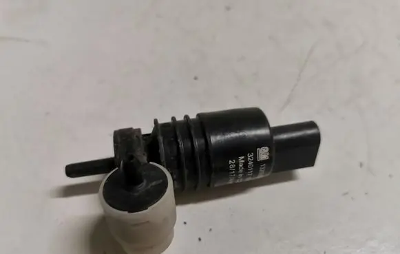 Buick Encore I Windscreen/windshield washer pump 13250357