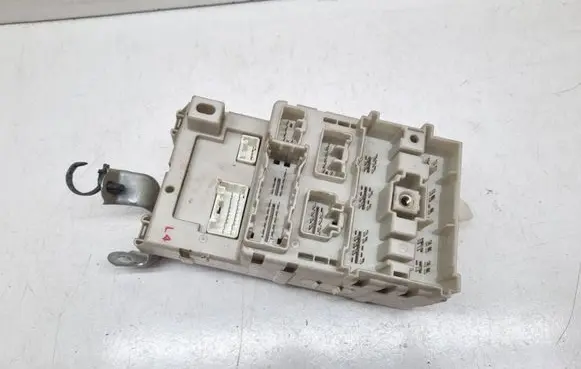 Toyota RAV 4 (XA20) Fuse module 8273342080