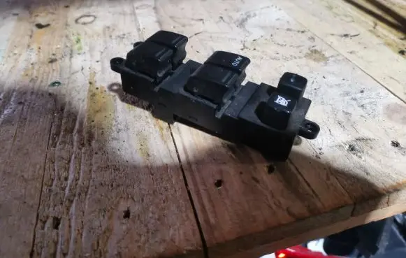 Nissan Primera Electric window control switch 25401AV640