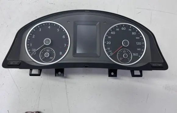 Volkswagen Tiguan Speedometer (instrument cluster) 5N0920973B