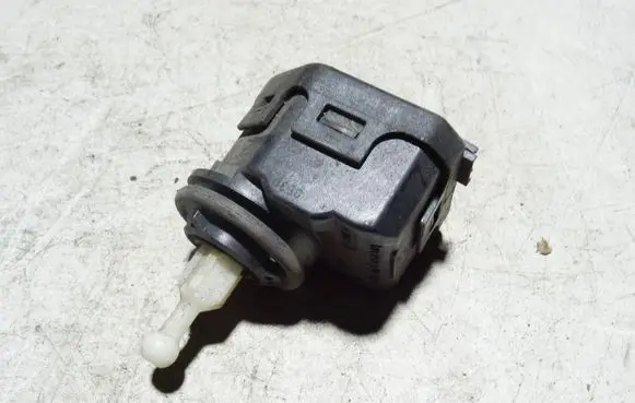 Volkswagen PASSAT B5 Headlight level adjustment motor 1J0941295C