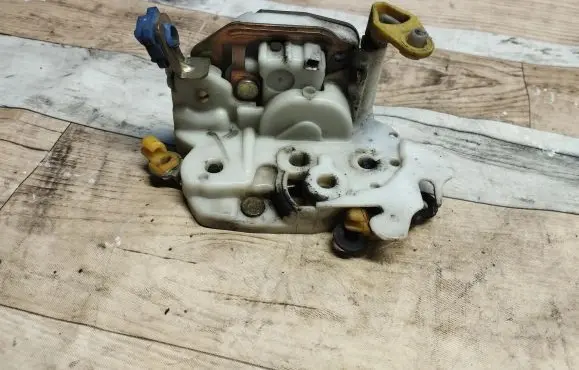 Nissan Serena Front door lock