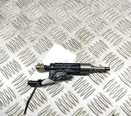 BMW 5 G30 G31 Fuel injector 7639990 0261500539