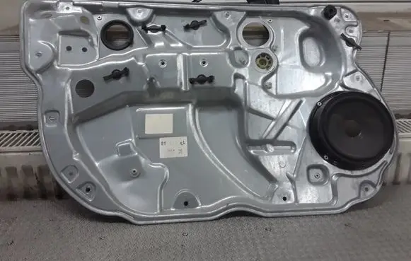 Volkswagen Polo Front door manual window regulator 