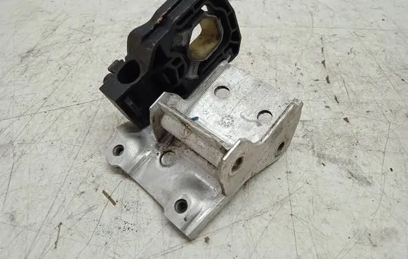 BMW 5 F10 F11 Radiator mount bracket 718651309