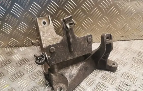 BMW 1 E81 E87 Engine mounting bracket 6760309