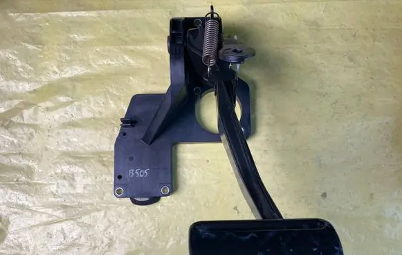 Mercedes-Benz B W245 Brake pedal A1692903101 4419242 4010053B