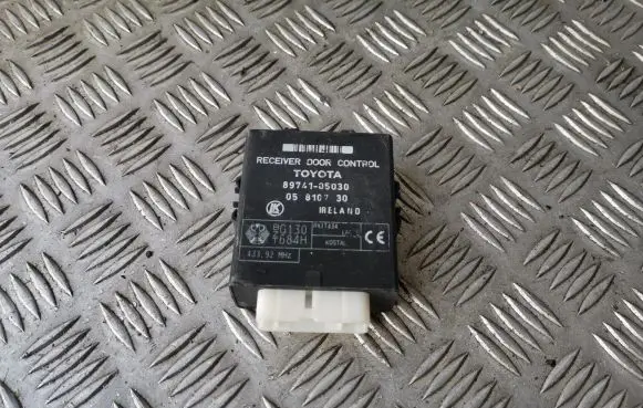 Toyota Avensis T220 Door control unit/module 8974105030