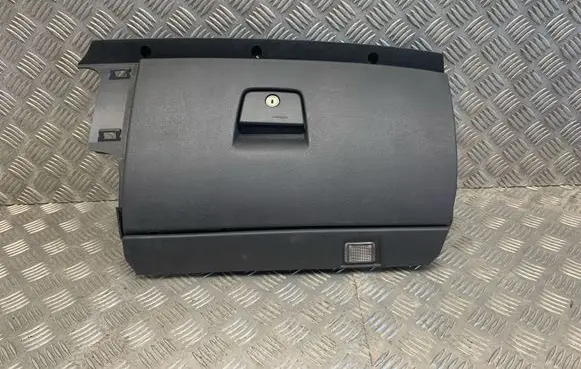 Volvo V50 Glove box 3865