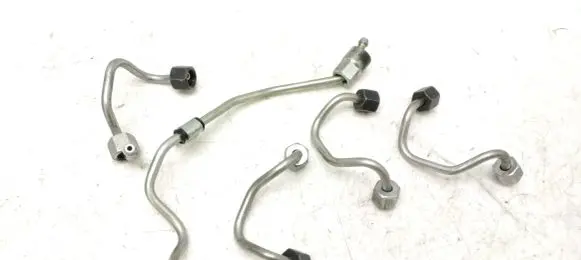 Volvo XC40 Fuel injector supply line/pipe 31303505 31303504