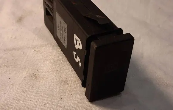 Volkswagen PASSAT B5 Windscreen/window heater switch 3B0959621B