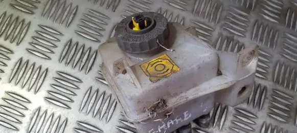 Brake fluid reservoir