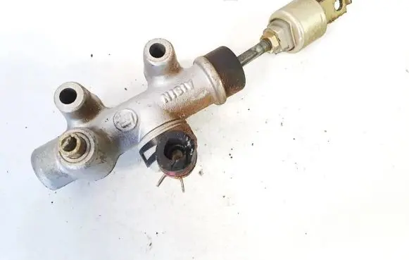 Toyota Previa (XR30, XR40) II Clutch master cylinder