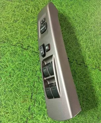 Toyota Prius (NHW20) Electric window control switch 8482047050