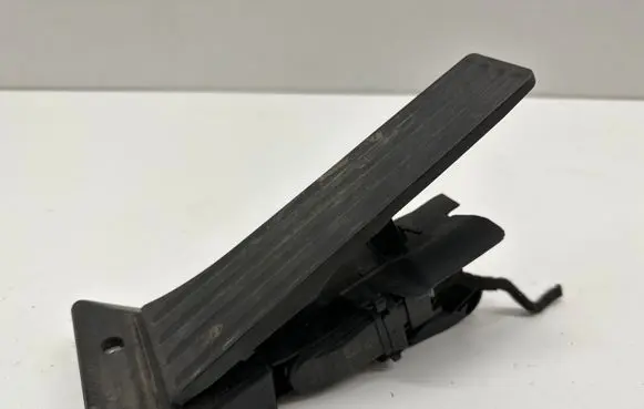 BMW 1 F20 F21 Accelerator throttle pedal 6853176