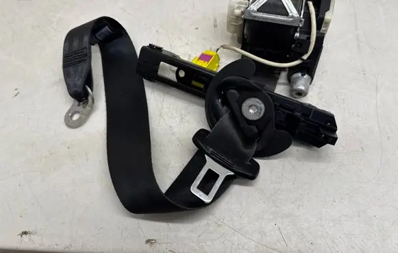 Volkswagen PASSAT B7 Front seatbelt 3C1857705P