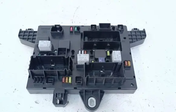 Opel Zafira C Fuse module 13449202