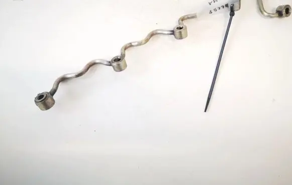 Toyota Avensis Verso Fuel line/pipe/hose 