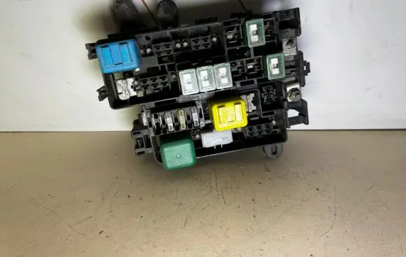 Mazda 626 Fuse module 0567008780 0567009471 KA30