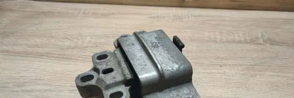 Volkswagen PASSAT B6 Engine mount bracket 3C0199555
