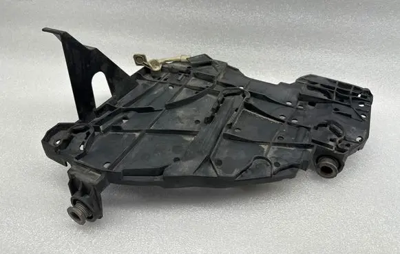 Volkswagen Touareg I Headlight/headlamp mounting bracket 16464500