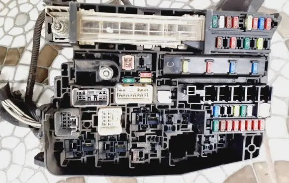 Toyota Avensis T270 Fuse box set 8211105N41