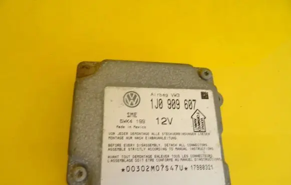 Volkswagen PASSAT B5 Airbag control unit/module 1J0909607