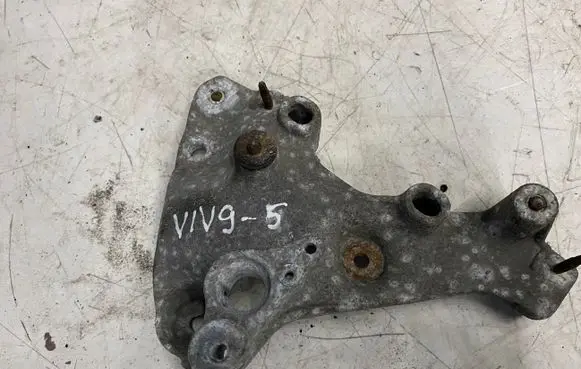 Opel Vivaro Engine mounting bracket 648606762R