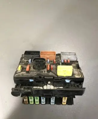Peugeot 207 Fuse module 9661087080