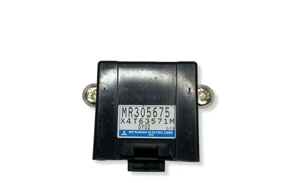 Mitsubishi Pajero Door central lock control unit/module MR305675