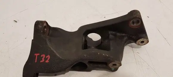 Nissan X-Trail T32 Engine mounting bracket 304414BF1A