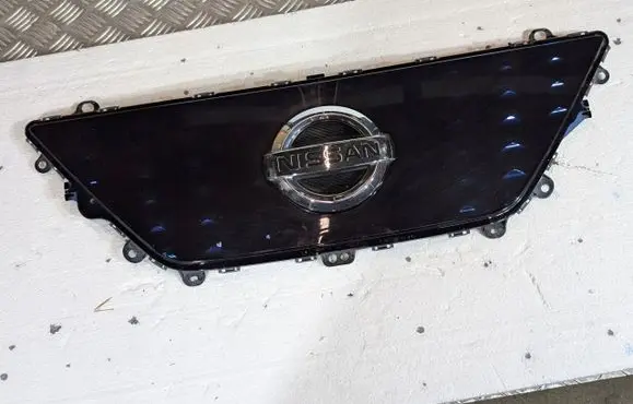 Nissan Leaf II (ZE1) Front bumper upper radiator grill MIA12373